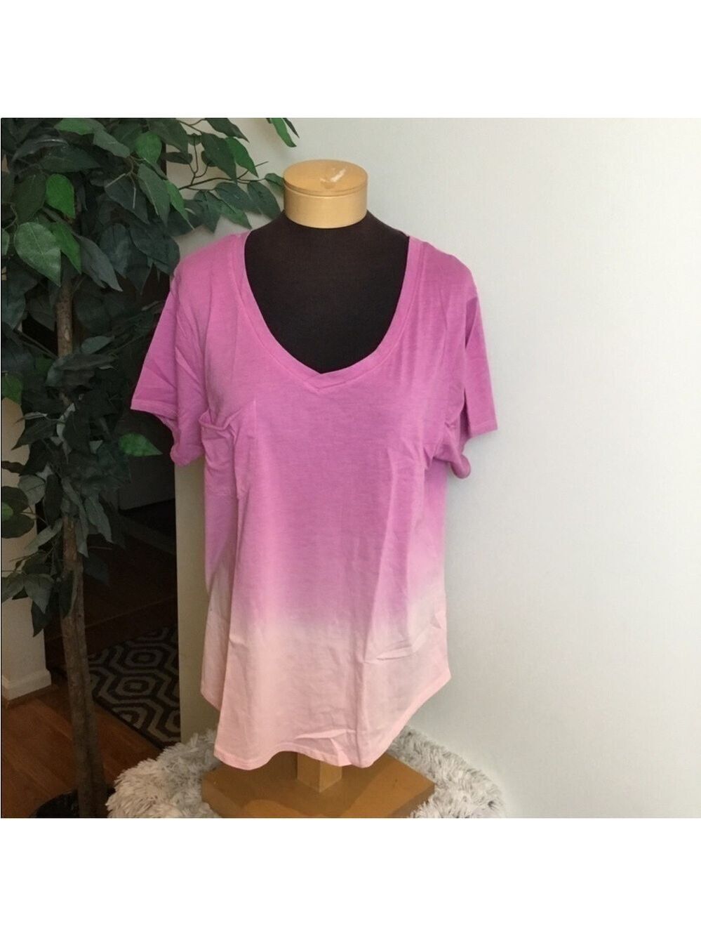 Grayson Threads v neck rounded hem short sleeve tee Woman’s size Large